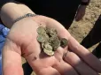 Жінка випадково помітила у полі незвичайний блиск: Археологи знайшли на вказаному місці понад 2000 монет раннього Середньовіччя