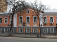 Власник прикриваючись ветеранським статусом спотворив історичну будівлю у центрі Києва: 