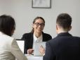 Непомітні жести на співбесіді, які псують враження за перші три хвилини