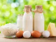Йогурт чи молоко: Ось який продукт краще зміцнює кістки та захищає від остеопорозу