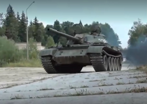 У тихому латвійському містечку з'явився росіянин на танку, чим викликав справжній переполох (відео)