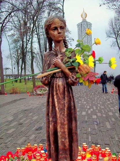 Пам'ятник голодоморам у Києві