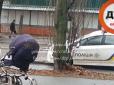 Дитина пролетіла 10 метрів: У Києві BMW на переході збив коляску з немовлям (відео)