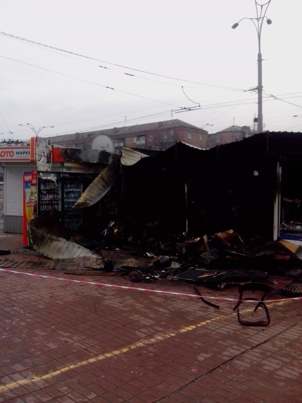 Спалахнули МАФи: У Києві на світанку палала велика пожежа (фото)