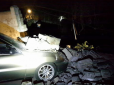 У Києві на припаркований DAEWOO Lanos впала стіна (фотофакт)