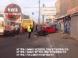 Смертельне ДТП у Києві: Opel влетів у зупинку, є загиблі (фото)