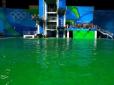 Жінкам не пощастило: Вода олімпійського басейну в Ріо раптово позеленіла, спортсменкам довелося стрибати в болото