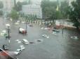 Одеса пішла під воду: Вулиці затоплені, транспорт зупинився (фото, відео)