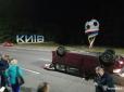 Розвозка з людьми перекинулась колесами до неба: Під Києвом п'яний водій BMW протаранив мікроавтобус із пасажирами (фото, відео)