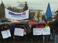Денег нет, но вы держитесь: Вихователі дитсадка у Псковській області протестували через малі зарплати