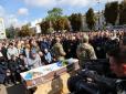Біль втрати: У Хмельницькому прощалися з юним розвідником ЗСУ, який загинув у зоні АТО (фоторепортаж)
