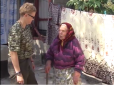 Волонтери - свідки: 87-річна баба Шура з прифронтової зони передає АТОшникам консервацію (відео)
