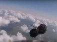 Найвищий пілотаж: Парашутист наздогнав кросівок, загублений під час стрибка (відео)