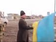 Мережу підірвав вчинок священика, який, не злякавшись бойовиків, забрав закатованих ними українських героїв (відео)