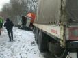 На Хмельниччині вантажівка зіткнулась із пасажирським мікроавтобусом, є загиблі (фото)