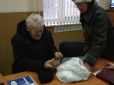Поліцейські у Дніпрі повернули дідусеві 80 тис. гривень, які він забув у магазині (відео)
