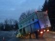 У Львові під вантажівкою провалився асфальт, зруйновано каналізаційний колектор (фото)