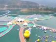 Туристи в захваті: Найдовша в світі плавуча дорога відкрита в Китаї (відео)