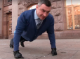 Естафету передав братові: Як Кличко брав участь у флешмобі #22PushUpChallenge (відео)