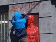 Геть радянських ідолів: Активісти в Одесі залили фарбою барельєф маршала Жукова (відео)
