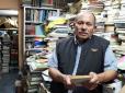 У Колумбії чоловік відкрив бібліотеку, книги для якої збирав... на смітниках