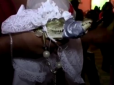 У Мексиці мер міста одружився з крокодилом (фото, відео)