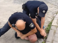 Скрутили обличчям в асфальт: У Луцьку розгорівся скандал через жорстке затримання поліцейськими водія (відео)