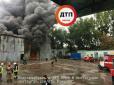 Палають склади: Масштабна пожежа в Києві (фото)