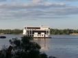 Дніпром протягли величезний плавучий будинок (фото)