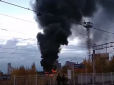 Чорний дим у небі: У Москві сталася пожежа на одному з заводів (відео)