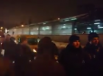 Напали на перехожих з палицями: У Києві цигани влаштували масову бійку (відео)