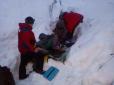 Служба ДСНС на Закарпатті врятувала туристку, яка зірвалася зі схилу та впала у 300-метрову прірву (фото)