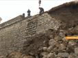 Як руйнують історію України: 800-річна легендарна фортеця у Кам’янці обвалюється через меркантильні інтереси влади (відео)