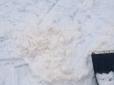 Користувачі мережі стурбовані кольоровим снігом на Дніпропетровщині (фото)