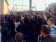 У Львові сотні розлючених пасажирів заблокували електричку: Названо причину (фото, відео)
