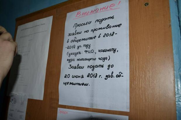 Дівчина хотіла побачити оголошення українською. Фото: соцмережі.