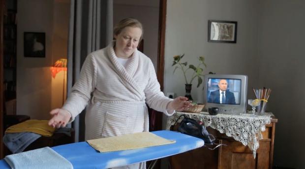 Юлія Ауг пригрозила Путіну праскою. Фото: скріншот з відео.