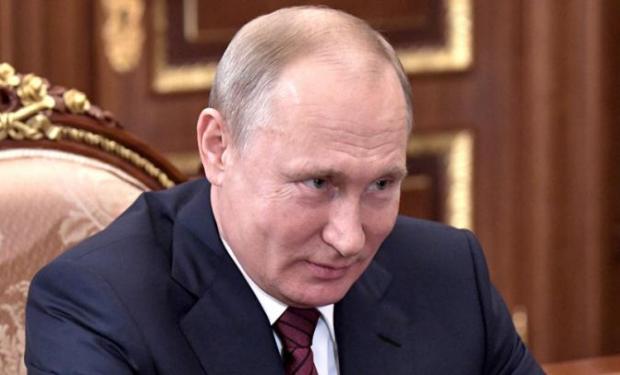 Путін не відразу звик робити нахабне обличчя на публіці. Фото: ТАСС.
