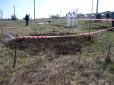 Бійці АТО чи терористи? Біля Луганська знайшли поховання чоловіків у військовій формі