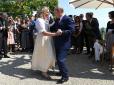 У мережі жорстко висміяли фото Путіна з австрійського весілля
