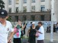 Зеленка їм до лиця: В Одесі активісти провчили любителів Кобзона та Захарченка (фото)