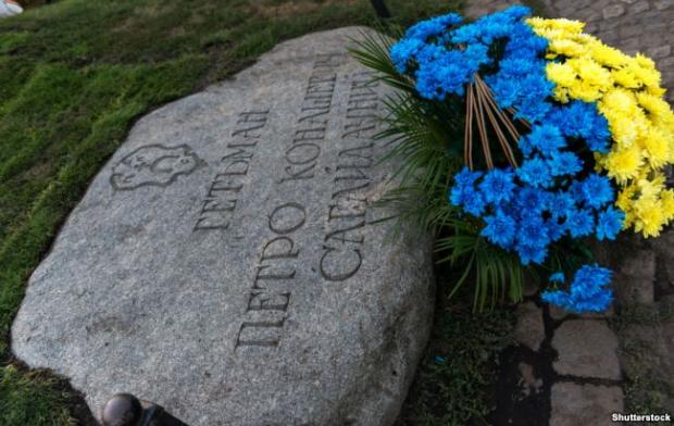 Квіти біля пам’ятника гетьману Петру Сагайдачному в Києві