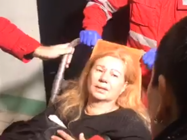 Олена Бережна "вийшла" з- квартири на носилках. Фото:скрін відео