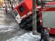 Поспішали на виклик: У Києві пожежна машина провалилася під асфальт (відео)