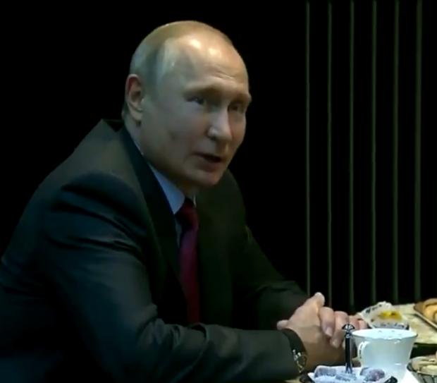 Путін раптово позеленів. Фото: скріншот з відео.