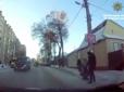 Карма: Тікаючи, злодій впав під колеса поліцейського автомобіля (відео)