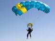 Не розрахував траєкторію: У Києві стався курйозний інцидент з парашутистом-екстремалом (фото)