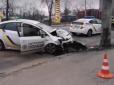 Відволікся, з'їхав з траси, розбив машину в хлам: Київські патрульні потрапили в криваву ДТП (фотофакти)