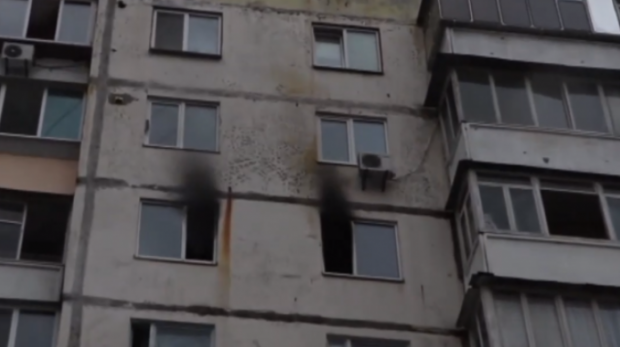 У Києві чоловік підпалив квартиру своєї тещі. Фото: скріншот з відео.