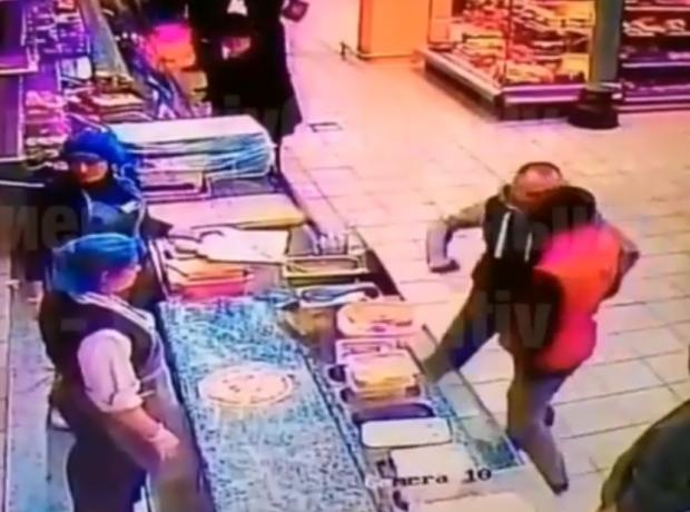 Вбивство сталося прямо у супермаркеті. Фото: скріншот з відео.